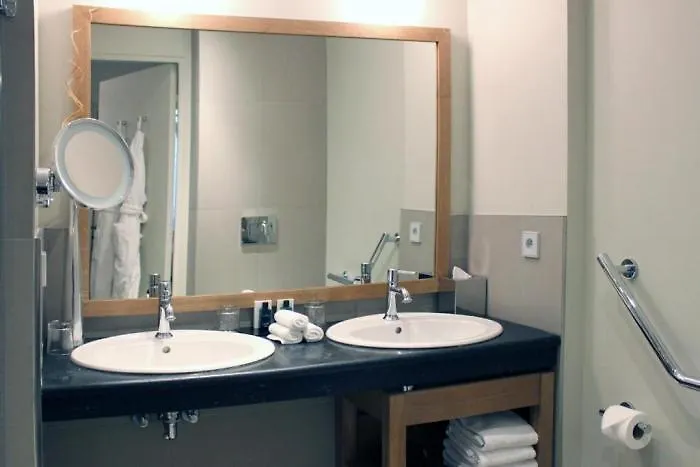 New Roblin Hotel
