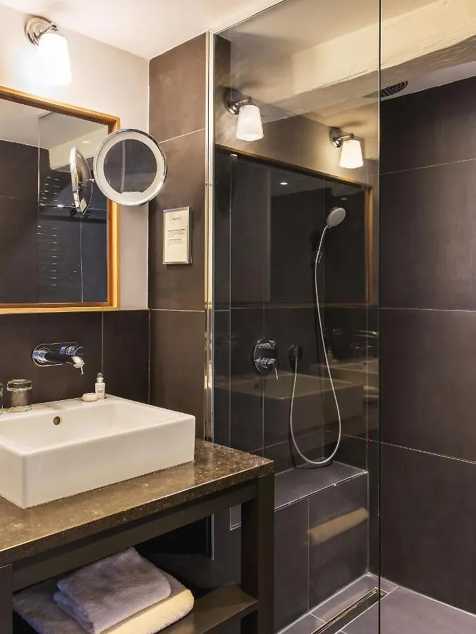 New Roblin Hotel