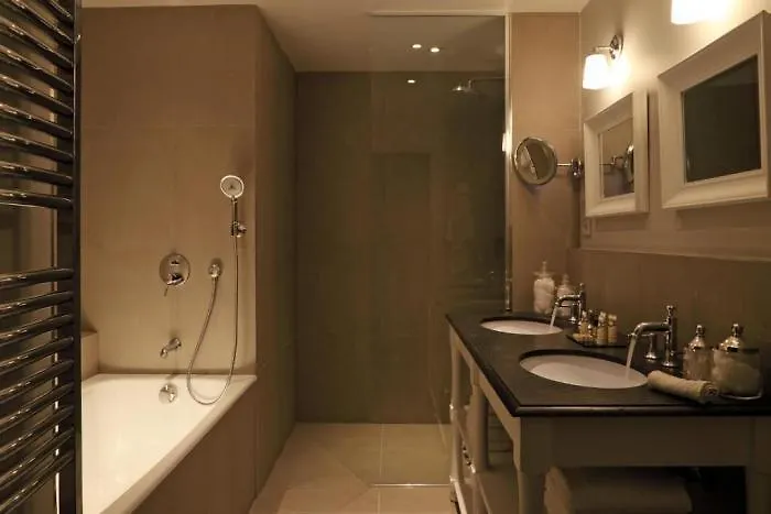 New Roblin Hotell 4*